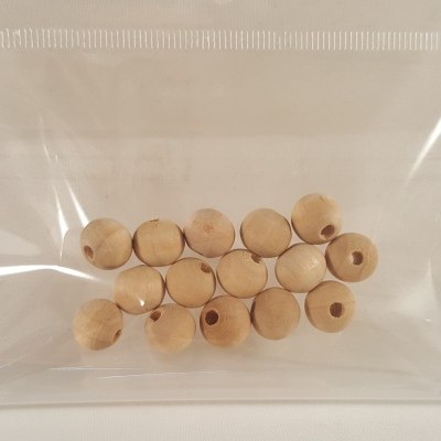 Pacote transparente com contas de madeira claras redondas