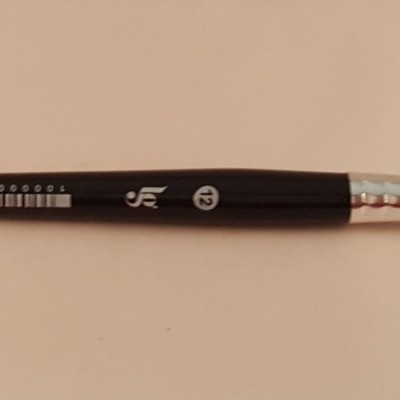 Pincel de pintura com cabo preto, cerdas castanhas e metal prateado