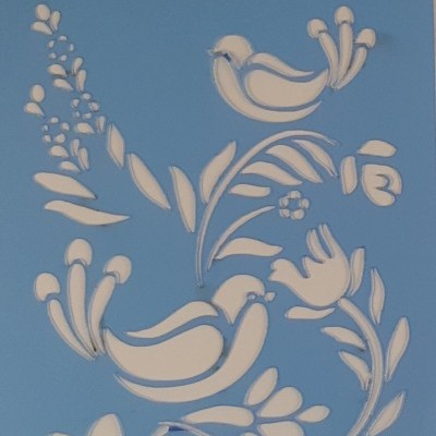 Stencil azul com padrão floral branco e pássaros