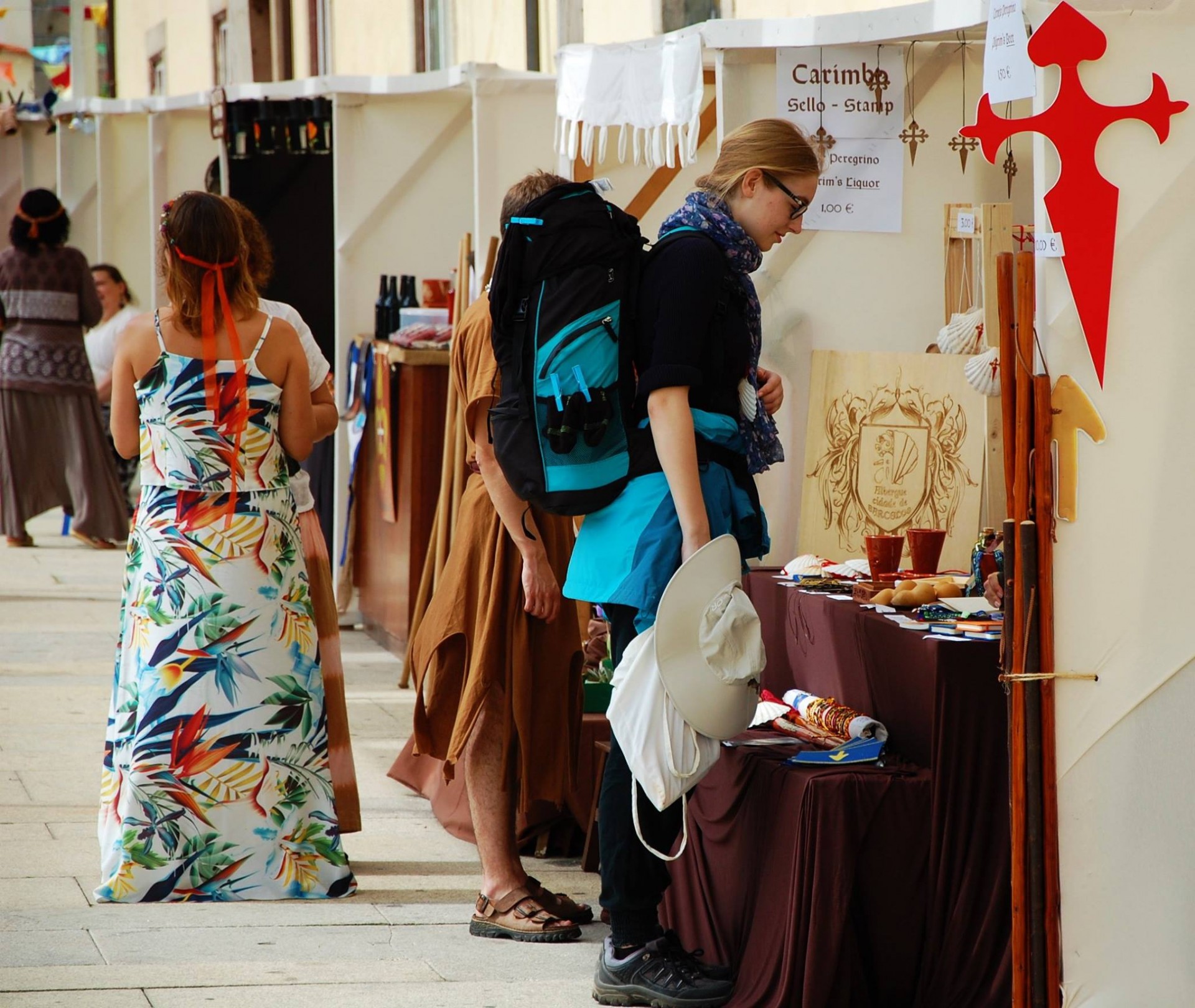 Mostruário de artesanato em madeira exposto em feira ao ar livre.