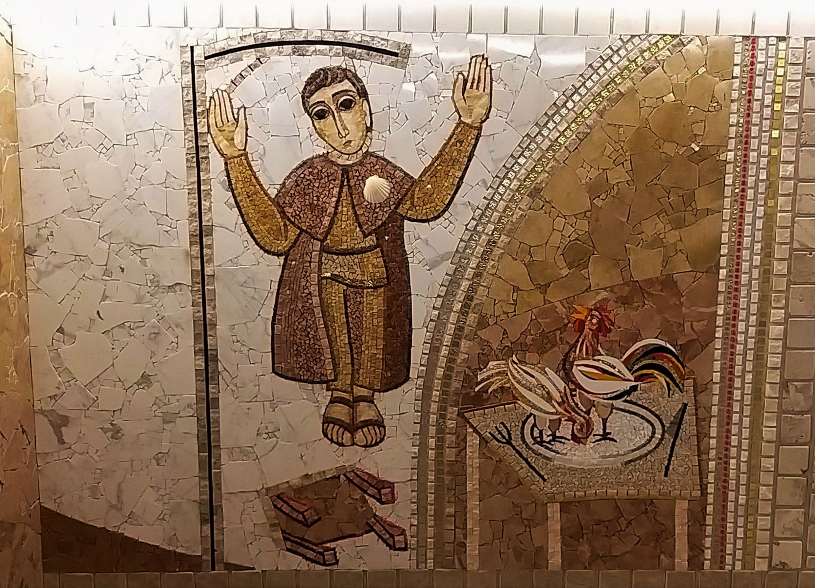 Mosaico com figura humana e mesa com galinhas coloridas em fundo claro e dourado