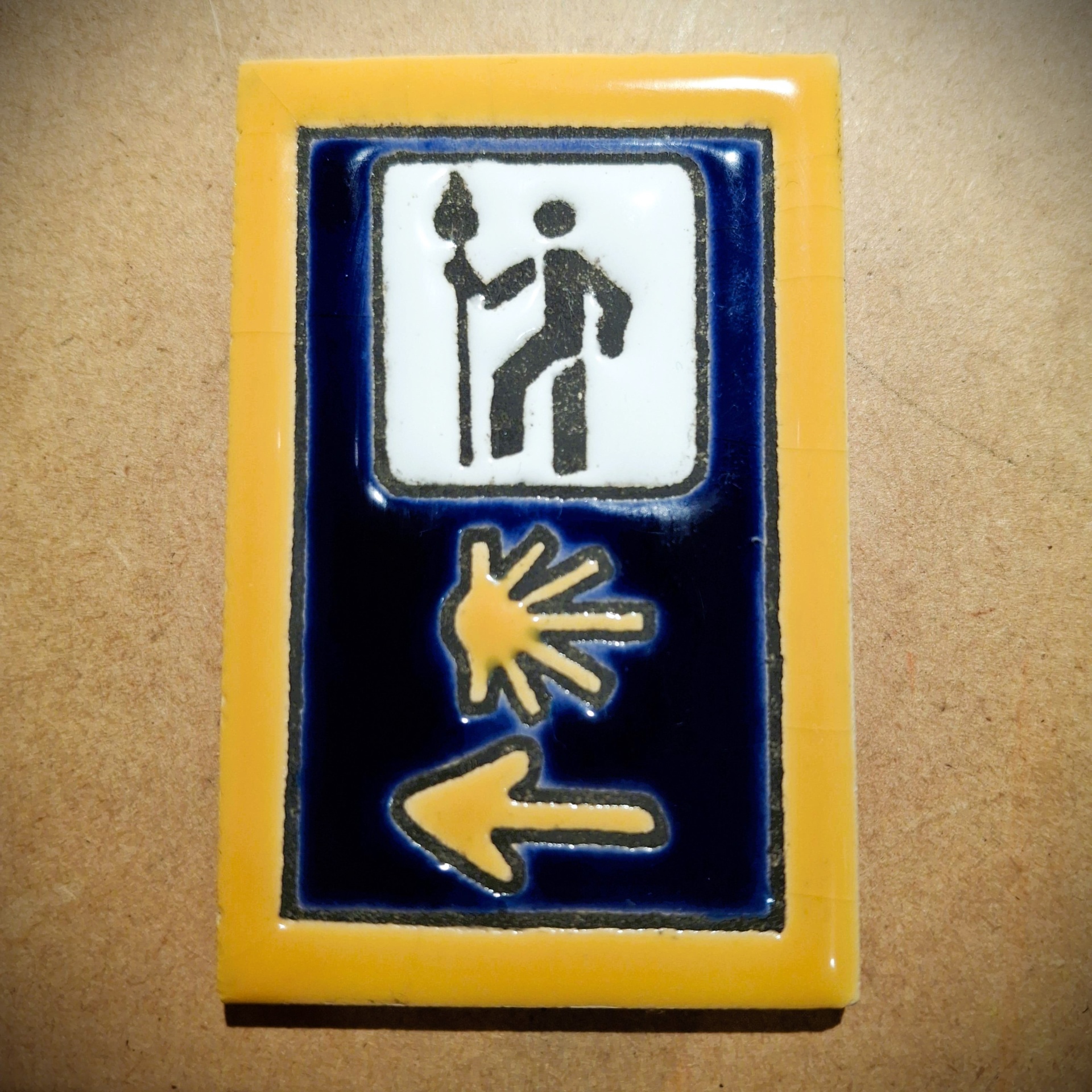 Íman Azulejo (Sinalização) Azulejo cerâmico com símbolos humanos, mão e seta