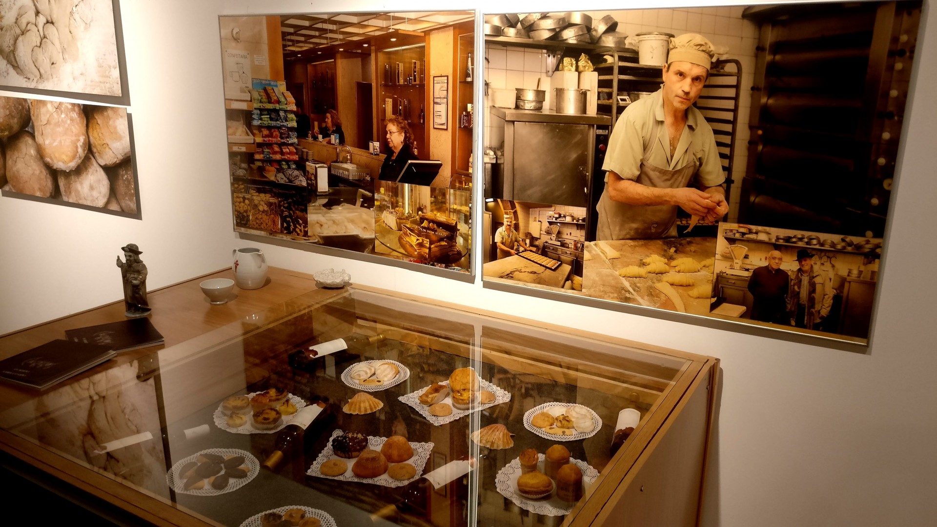 Vitrine de doces com vidro e fundo de fotografias de pastelaria