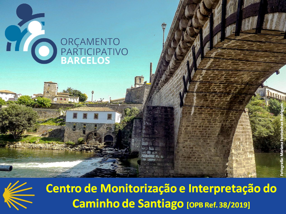 Pontede pedra sobre rio com texto do Centro de Monitorização e Interpretação do Caminho de Santiago