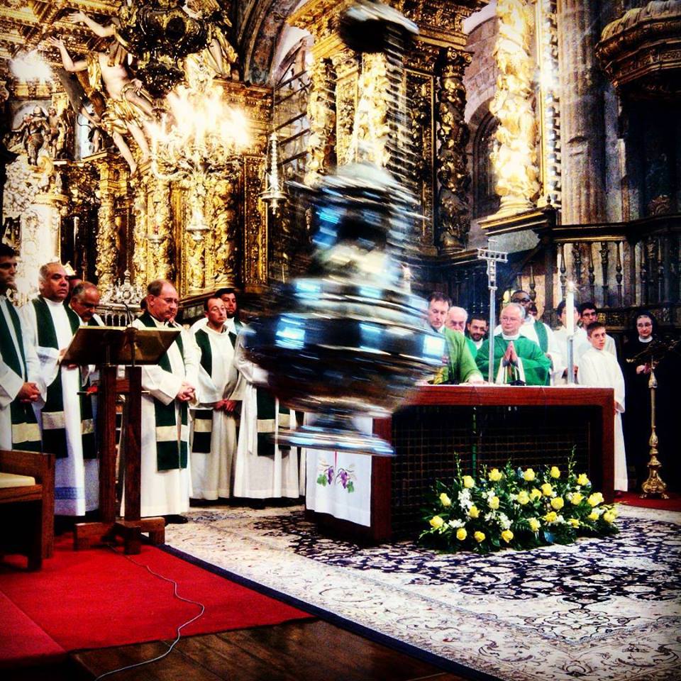 Estrada de terra vermelha com veículo ao fundo e floresta ao lado
