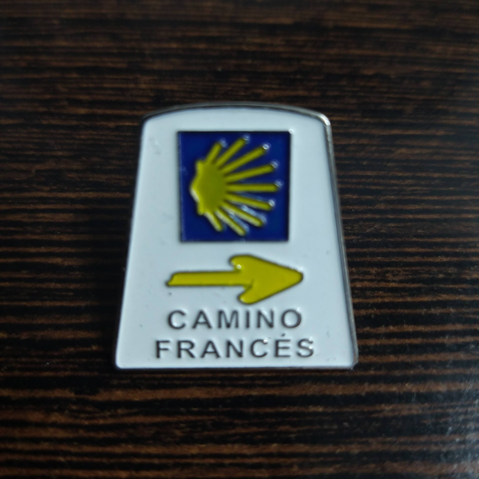 Pin (Marco Camino Francés) Pin metálico Camino Francés com concha e seta amarela