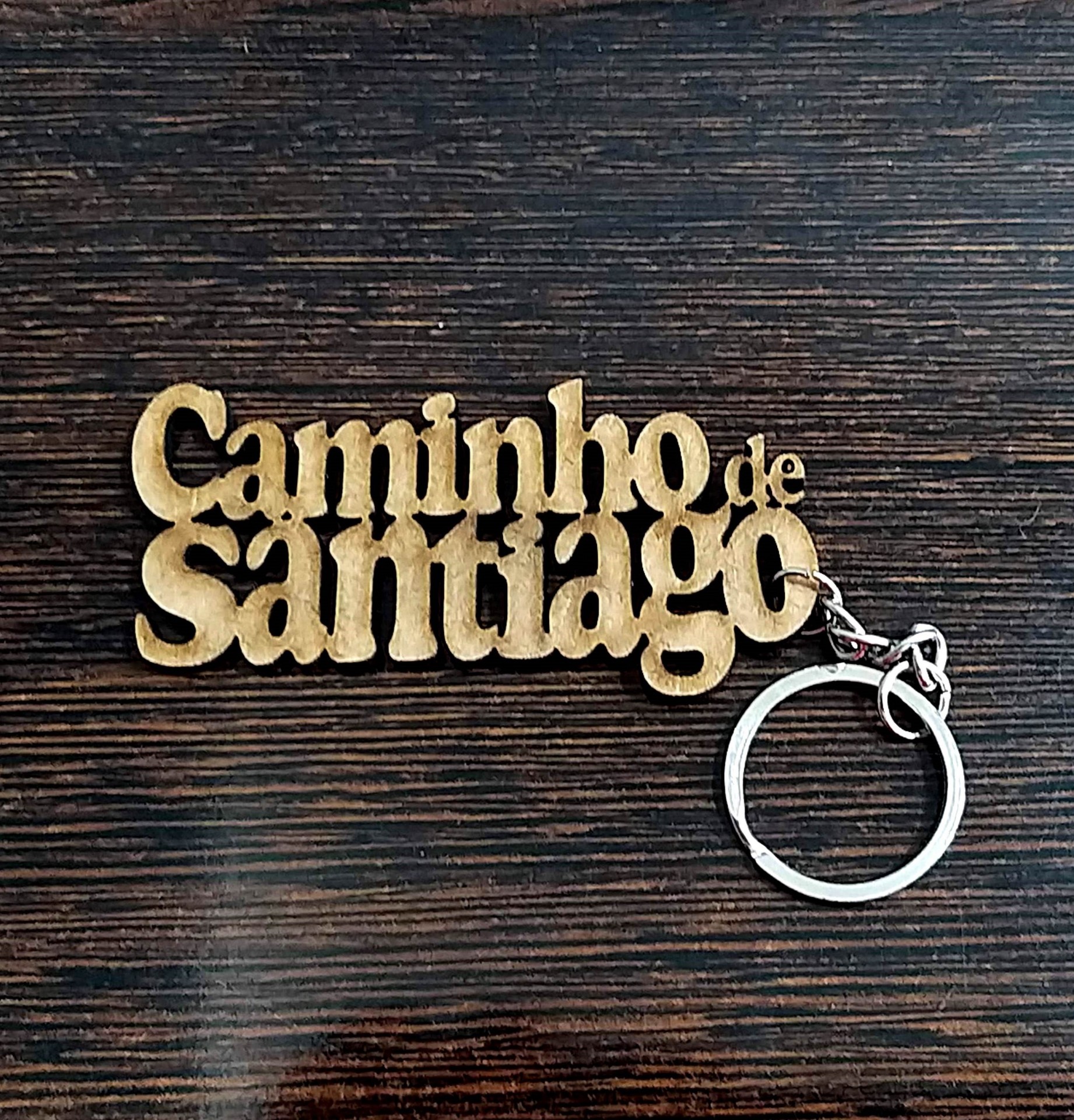 Porta-chaves (Caminho de Santiago) Chaveiro em madeira 'Caminho de Santiago' com argola metálica prateada