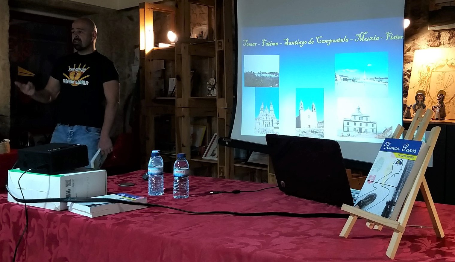 Apresentação com projetor e livro exposto num suporte de madeira