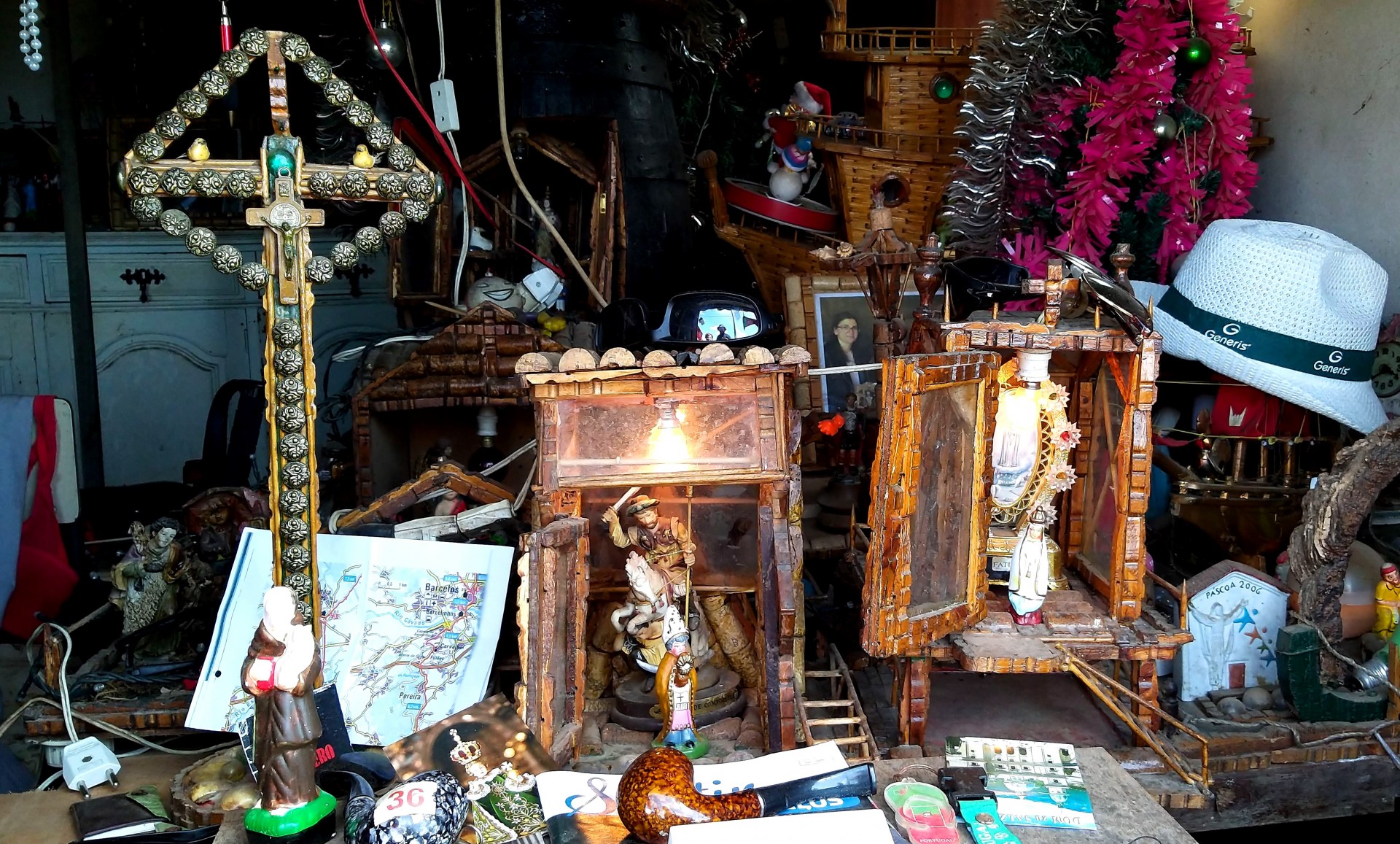 Artesanato religioso em madeira com crucifixo, miniaturas, chapéu branco e árvore de Natal rosa