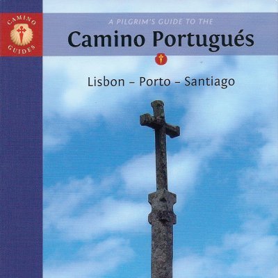 Capa de livro do guia do Camino Português com cruz de pedra e estátua sobre rochas