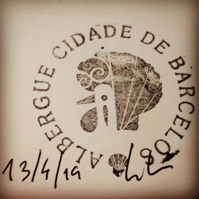 Impressão circular ALBERGUE CIDADE DE BARCELONA com desenho de galo e concha e texto manuscrito