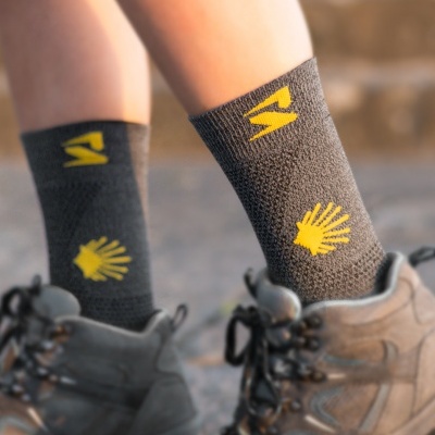 Meias cinzentas com padrões amarelos e botas de caminhada cinzentas