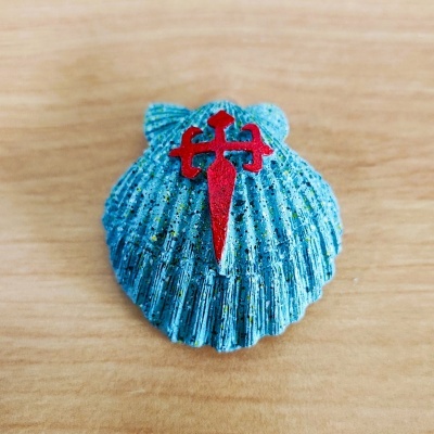 Concha azul com cruz vermelha em superfície de madeira