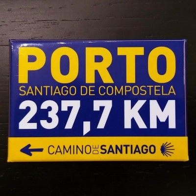 Imã de frigorífico com texto sobre a distância de Porto a Santiago de Compostela
