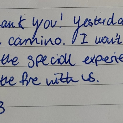 Página de caderno com texto manuscrito em tinta azul e linhas horizontais.