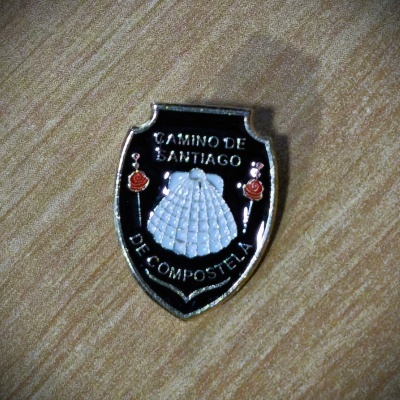 https://www.alberguedebarcelos.com/product/pin-camino-de-santiago-compostela