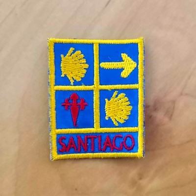 Emblema bordado colorido com símbolos e palavra Santiago