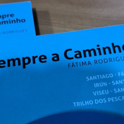 Capa azul de livro Sempre a Caminho de Fátima Rodrigues com texto de cidades em branco