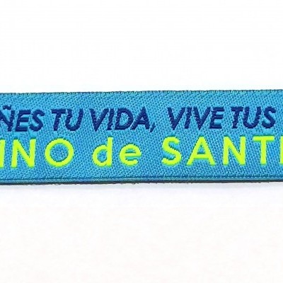 Pulseira azul com texto em espanhol e ícones nas extremidades