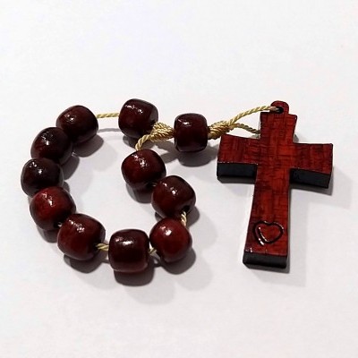 Pulseira de contas de madeira com cruz e cordão