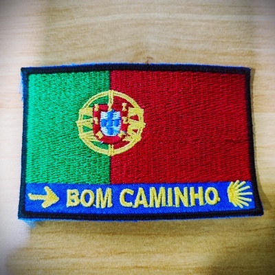 emblema bordado com a bandeira de Portugal e texto 'BOM CAMINHO'