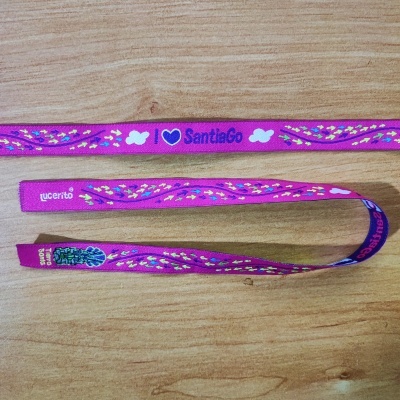 Fita rosa com texto 'I ♥ SantiaGo' sobre madeira clara