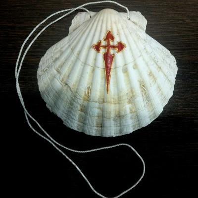 Concha branca natural com cruz vermelha e cordão branco