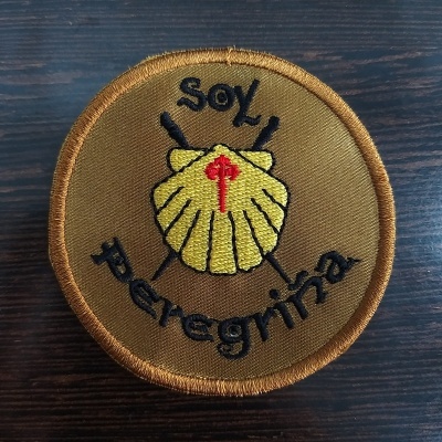 https://www.alberguedebarcelos.com/product/emblema-soy-peregrina