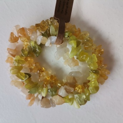 Colar ou pulseira feita de pedras coloridas e polidas em tons amarelo, verde, branco e laranja claro com etiqueta marrom