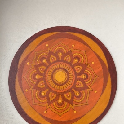 Disco redondo decorativo em madeira com padrão mandala colorido