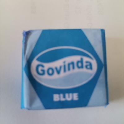 Pacote pequeno azul e branco com texto Govinda BLUE