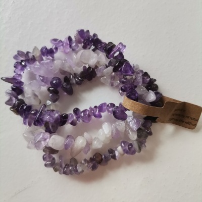 Colar ou pulseira de pedras naturais roxas com etiqueta de papel