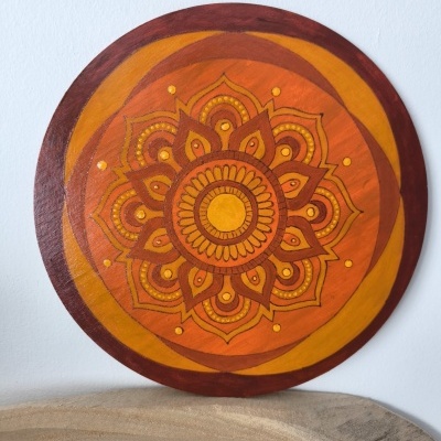 Prato decorativo redondo com padrão mandala em tons de laranja e castanho
