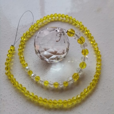 Colar com contas amarelas e transparentes com pendente facetado transparente