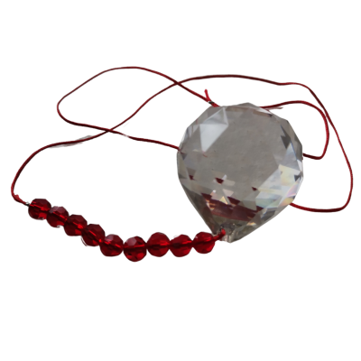 Colar com pendente grande em forma de gota facetada transparente e contas vermelhas