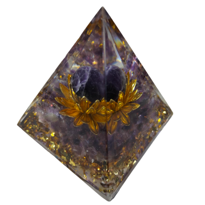 Pirâmide em resina com inclusões douradas e ametista com pedra roxa e coroa dourada no centro