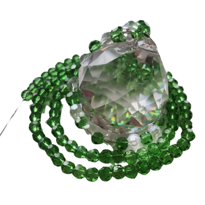 Colar de contas verdes translúcidas com pedra facetada transparente