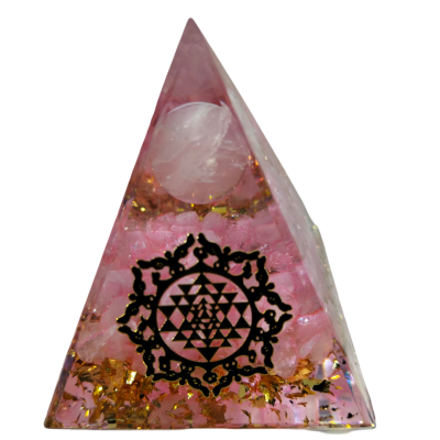 Pirâmide decorativa rosa com cristais e símbolo preto