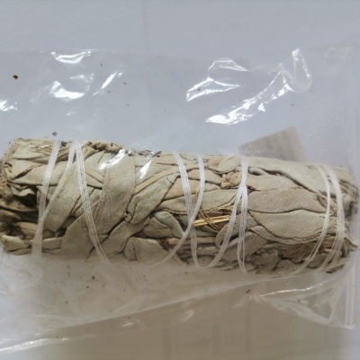 Folar de folhas secas amarrado dentro de saco plástico