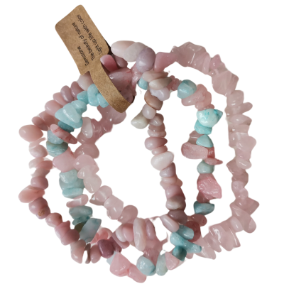 pulseiras coloridas de pedras naturais junto com etiqueta de papel