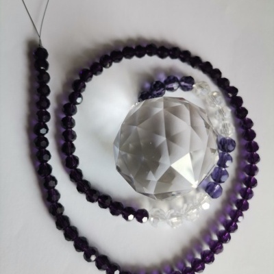 Colar com contas roxas e transparentes em espiral com esfera multifacetada transparente