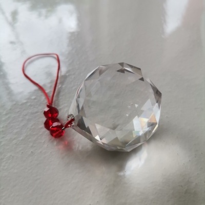Pingente de cristal facetado transparente com fio e contas vermelhas