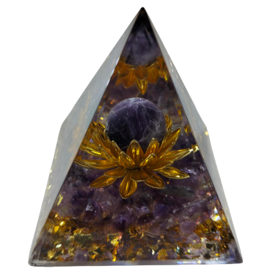Pirâmide de resina com ametista e flor dourada