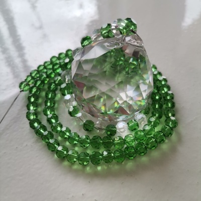 Colar ou pulseira verde facetada com objecto transparente.