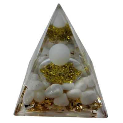 Pirâmide transparente com pedras brancas, flocos dourados e esfera branca no centro