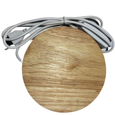 Base redonda de madeira clara com cabo USB branco enrolado