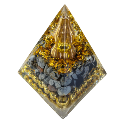 Piramide decorativa de resina transparente com elementos dourados e pedras cinzentas no interior