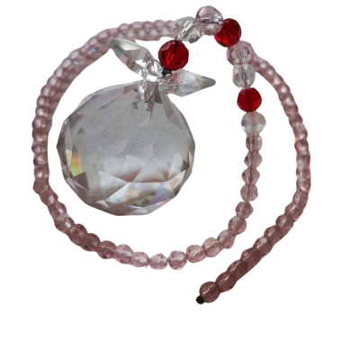 Colar decorativo com contas rosadas e vermelhas e pendente de cristal