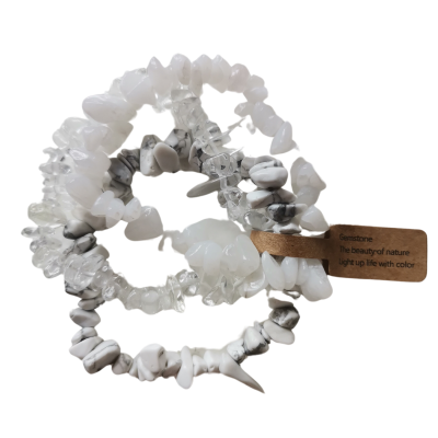Pulseiras de pedras naturais em branco e transparente com etiqueta de papel castanho