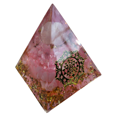 Pirâmide decorativa rosa translúcida com cristais e detalhes dourados